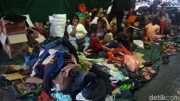Sumbangan Pakaian Bekas Membeludak di Pengungsian Kebakaran Tamansari