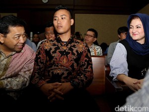 Ditanya Hakim, Novanto Tertawa Cerita Romantis dengan Deisti