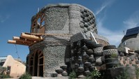 100% rumah ini terbuat dari ban bekas dan bahan daur ulang lain seperti botol dan kayu bekas. Istimewa/buzzbuzhome.
