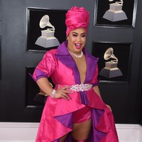 Degan mantel ungu-pink menyala bersiluet dress, Patrcik Starrr terlalu seperti sedang berpartisipasi di sebuah karnaval. (Foto: Getty Images)