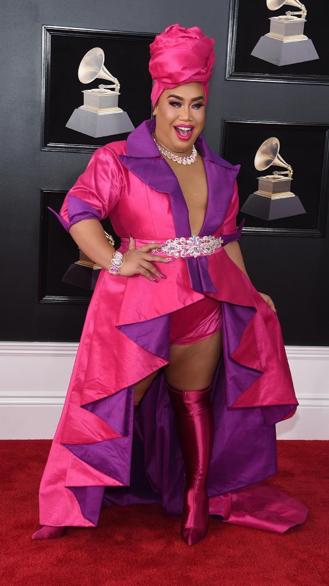 Degan mantel ungu-pink menyala bersiluet dress, Patrcik Starrr terlalu seperti sedang berpartisipasi di sebuah karnaval. (Foto: Getty Images)