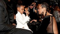 Wah Blue Ivy lagi main apa ya sama Alicia Keys? Christopher Polk/Getty Images for NARAS.