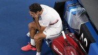 Dengan usia yang sudah menginjak 36 tahun, bermain lima set jelas sangat melelahkan untuk Federer. Ini momennya. (Foto: Toru Hanai/Reuters)