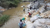 Sibli (49), kebetulan pencuci kain berlumuran oli. Menurutnya, kain-kain ini dulu digunakan sebagai penyaring mesin di kawasan industri. Bila sudah bersih, kain ini menurutnya dijual untuk dijadikan tas. “Nggak gatel juga, biasa aja. Sudah biasa warga di sini mah,” katanya sambil mencuci kain berlumuran oli. 