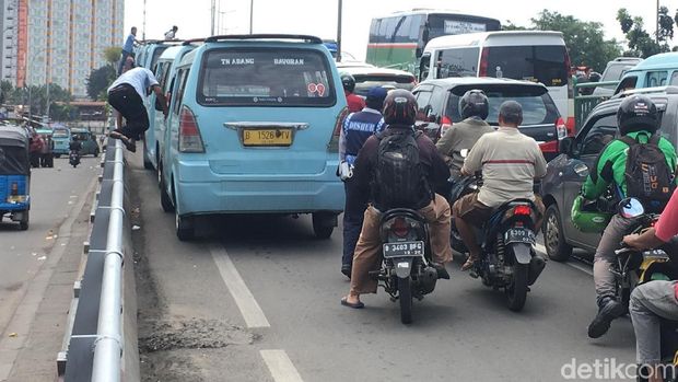  Sopir memarkirkan angkotnya di flyover Jatibaru, Tanah Abang, Senin (29/1/2018).