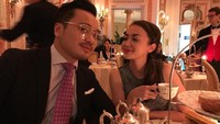 Tak lengkap kalau ke Inggris tanpa minum teh, pasangan Rianti dan Cas Alfonso juga asyik minum teh berdua. Romantis dan bikin traveler iri nih, Rianti! (Instagram/Rianti Cartwright)