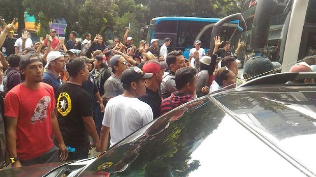  Massa driver taksi online yang berdemonstrasi di depan kantor Kementerian Perhubungan (Kemenhub) sempat meluber ke Jl Medan Merdeka Barat, Senin (29/1/2018)