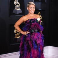 Penampilan Pink dengan gaun ungu penuh bulu ini membuatnya seperti sikat mobil di carwash. (Foto: Getty Images)