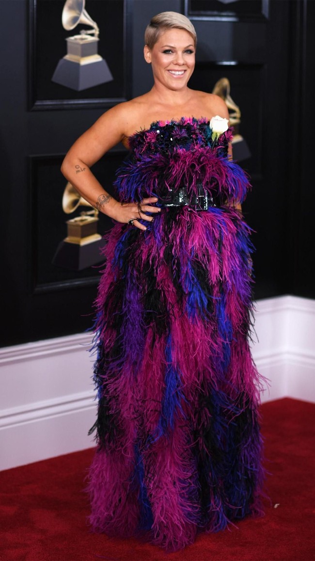 Penampilan Pink dengan gaun ungu penuh bulu ini membuatnya seperti sikat mobil di carwash. (Foto: Getty Images)