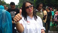 Meski hujan, wanita-wanita ini juga tak gentar dan tetap mantap beraksi di depan kantor Kementerian Perhubungan.