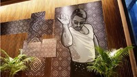 Di bagian dalam restorannya juga terdapat mural berbentuk chef salt bae yang ikonik. Foto: Istimewa