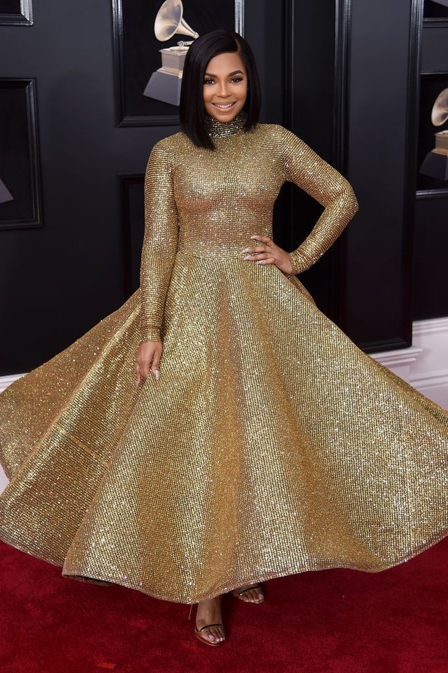 Ashanti tampil megah dengan gaun emas berpotongan A-line. Foto: Getty Images
