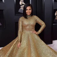 Ashanti tampil megah dengan gaun emas berpotongan A-line. Foto: Getty Images