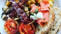 Menu disediakan dari sarapan hingga makan malam. Sangat lapar? Anda bisa menyantap meu Roast Breakfast. Irisan roti, scrambled egg, tumis champignon, tomat panggang, fillet salmon dan crispy bacon. Nyam!Foto: Instagram Roast Coffee