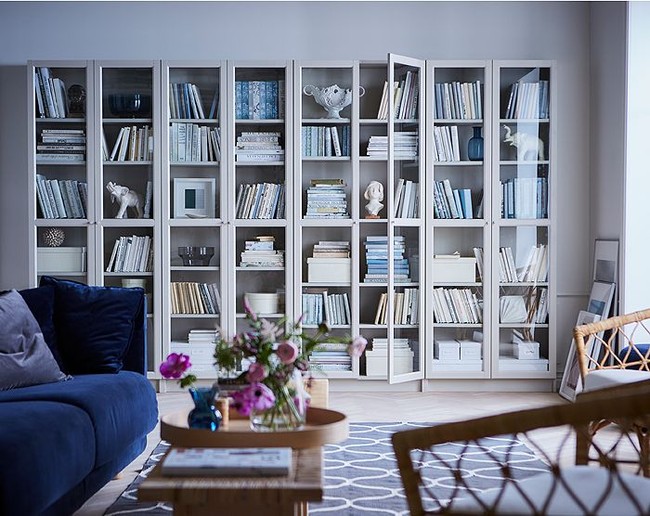 Billy Bookcase. Rak buku serbaguna ini tidak hanya untuk menyimpan buku tapi juga tempat DVD, pajangan, bingkai foto, dan berbagai benda lainnya. Rak warna putih dengan banyak kaca membuat suasana rumah jadi lebih modern. Foto: IKEA