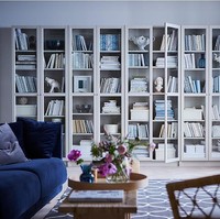 Billy Bookcase. Rak buku serbaguna ini tidak hanya untuk menyimpan buku tapi juga tempat DVD, pajangan, bingkai foto, dan berbagai benda lainnya. Rak warna putih dengan banyak kaca membuat suasana rumah jadi lebih modern. Foto: IKEA