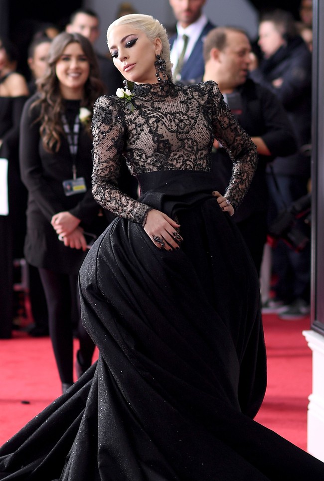 Gaun lengan panjang tersebut hadir dalam nuansa gothic dengan bahan lace yang bermotif klasik. Foto: Getty Images