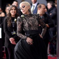 Gaun lengan panjang tersebut hadir dalam nuansa gothic dengan bahan lace yang bermotif klasik. Foto: Getty Images