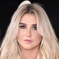 Tampilan Kesha ini bisa diterapkan pada makeup sehari-hari. Jika tidak ingin dandan berlebihan, pasang bulu mata drama di bulu mata atas dan bawah. Seketika penampilan terlihat lebih fresh.  Foto: Getty Images