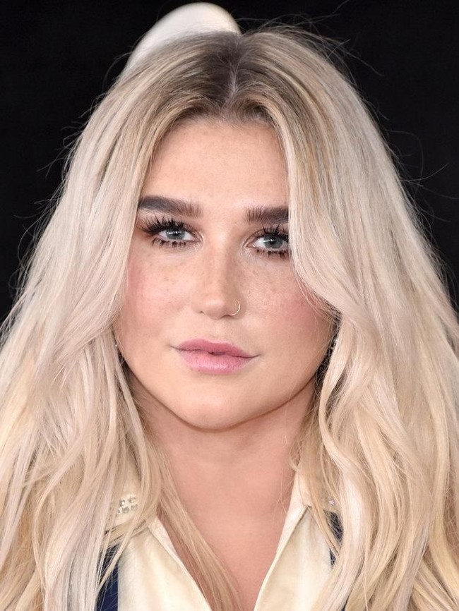 Tampilan Kesha ini bisa diterapkan pada makeup sehari-hari. Jika tidak ingin dandan berlebihan, pasang bulu mata drama di bulu mata atas dan bawah. Seketika penampilan terlihat lebih fresh.  Foto: Getty Images