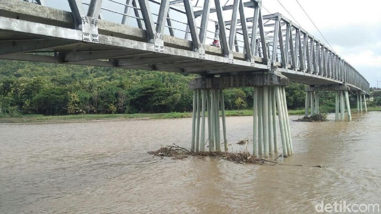 Kisah Tragis Mahasiswi UNS Dilempar ke Sungai oleh Pacar Sendiri Kisah Tragis Mahasiswi UNS Dilempar ke Sungai oleh Pacar Sendiri