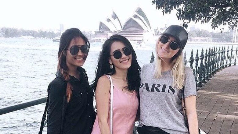 Ayu Ting Ting Punya Geng Bule, Bintang Glee Gantung Diri Ayu Ting Ting Punya Geng Bule, Bintang Glee Gantung Diri