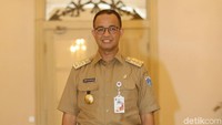 Manajemen Alexis sempat mengklaim membayar pajak hingga Rp 30 miliar pertahun ke Pemprov DKI. Meski begitu, iming-iming pajak tinggi itu tidak menggoyahkan tekad Gubernur DKI Anies Baswedan dalam menyetop izin hotel dan griya pijat Alexis. Sang Gubernur hanya mau menerima uang halal. (Foto: Grandyos Zafna.)