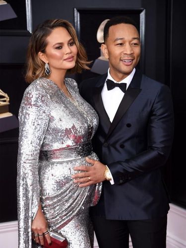 Chrissy Teigen 'Bersinar' di Red Carpet Grammy dengan Gaun Bling-bling