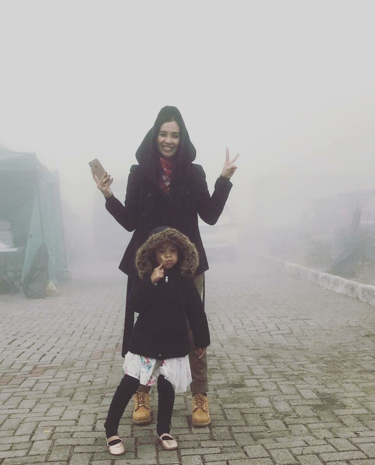 Kecenya Marsha Timothy Saat Jalan Bareng Putrinya