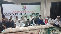 Bantahan datang dari Ustaz Hasri Harahap dkk. Ustaz Hasri membantah adanya pergantian nama menjadi Persaudaraan Alumni 212.