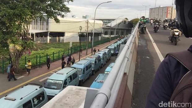 Sopir Angkot Aksi Mogok, Minta Jalan Jatibaru Tanah Abang Dibuka