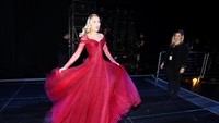Miley Cyrus tampak sangat menyukai dress merahnya itu. Christopher Polk/Getty Images for NARAS.