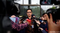 Kabiro Humas KPK dan juru bicara Komisi Pemberantasan Korupsi (KPK) Febri Diansyah memberi keterangan pers di Gedung KPK, Jakarta, Senin (29/1/2018).