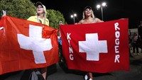 Pendukung Roger Federer ada banyak di laga itu. Mereka sampai-sampai membuat petenis asal Swiss itu sempat gugup. (Foto: Issei Kato/Reuters)