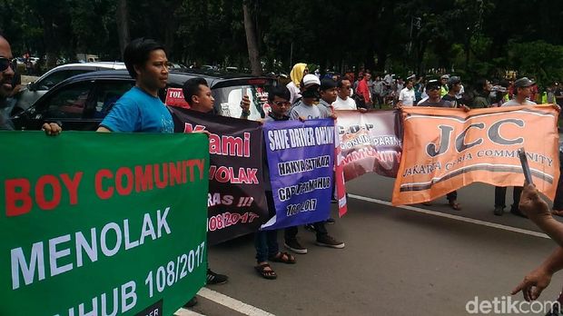  Sopir taksi online yang tergabung dalam Aliansi Driver Online (Aliando) mulai berkumpul di depan kantor Kementerian Perhubungan.