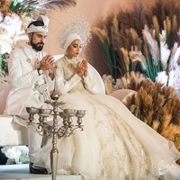 Hattal Dolmat kembali dipercaya untuk membuat gaun resepsi pernikahan Yuna dan Adam Sinclair. Kali ini Yuna Zarai yang pernah berduet dengan Usher ini tampil megah dengan gaun bertabur beading yang indah. Foto: Instagram