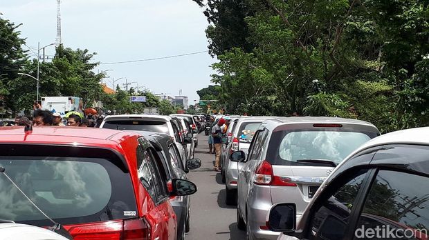 Kendaraan pengemudi taksi online diparkir di frontage road/