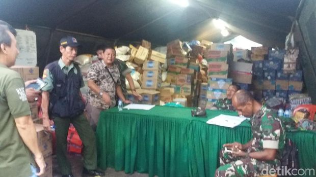 Sumbangan Pakaian Bekas Membeludak di Pengungsian Kebakaran Tamansari