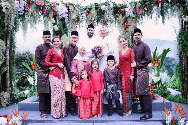Bunga Citra Lestari turut hadir bersama keluarga kecilnya, Ashraf Sinclair dan Noah. Keluarga Ashraf kompak memakai nuansa merah  dengan kebaya dan kain songket. Foto: Instagram
