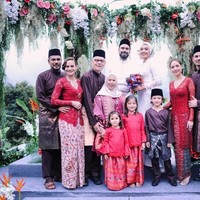 Bunga Citra Lestari turut hadir bersama keluarga kecilnya, Ashraf Sinclair dan Noah. Keluarga Ashraf kompak memakai nuansa merah  dengan kebaya dan kain songket. Foto: Instagram