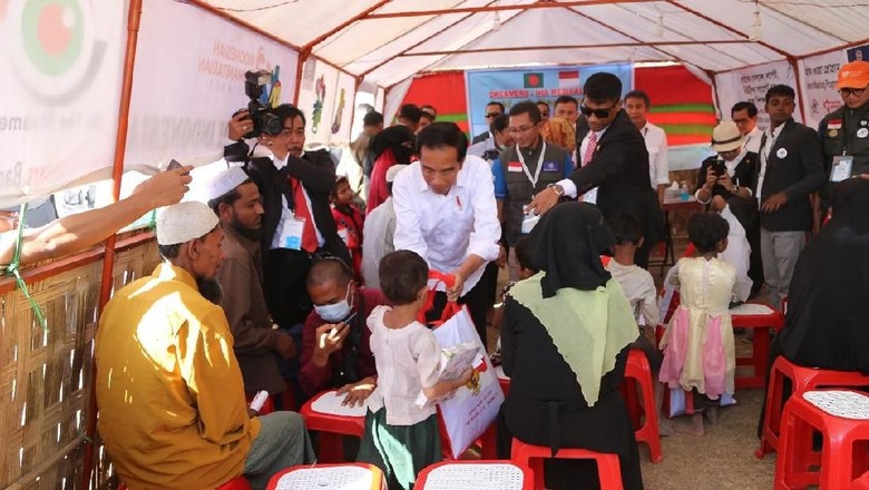 Jokowi Janjikan Rumah Sakit Lapangan ke Pengungsi Rohingya Jokowi Janjikan Rumah Sakit Lapangan ke Pengungsi Rohingya