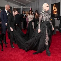 Sebagai pelengkap gayanya, pelantun Poker Face itu mengenakan boots supertinggi. Foto: Getty Images