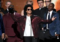 Jelang Thanksgiving, Bruno Mars Bagikan Makanan pada 24.000 Orang di Hawaii