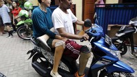 Bukan sepeda, pria tanpa satu kaki ini mengendarai motor sekaligus memboncengi sang istri. Kebersamaan dengan istrinya ini membuatnya bisa melanjutkan hidup dengan menggunakan kaki palsu. (Foto: Rachman Haryanto)