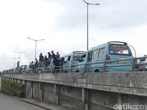 Sopir Tanah Abang Buka Blokir Jalan, Angkot Diparkir di Flyover