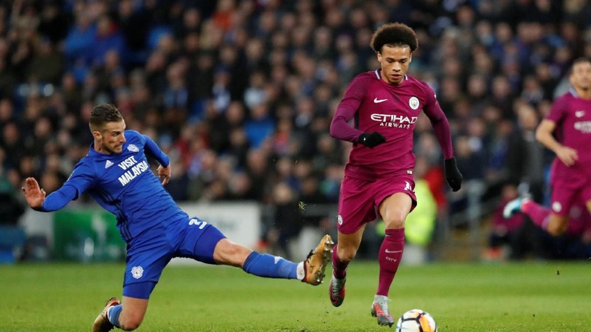 Bek Daniel Bennett menekel Leroy Sane (Andrew Boyers/Reuters)