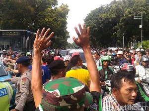 Massa Pendemo di Kemenhub Meluber, Lalin ke Patung Kuda Tersendat