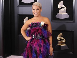 Disebut Sudah Tua, Penyanyi Pink Beri Balasan Bijak Tapi Menohok