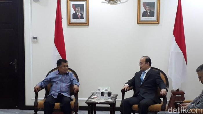 Bertemu Dubes China, JK Dihadiahi Vas Porselen