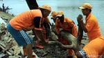 Aksi Pasukan Oranye Bersihkan Danau Sunter